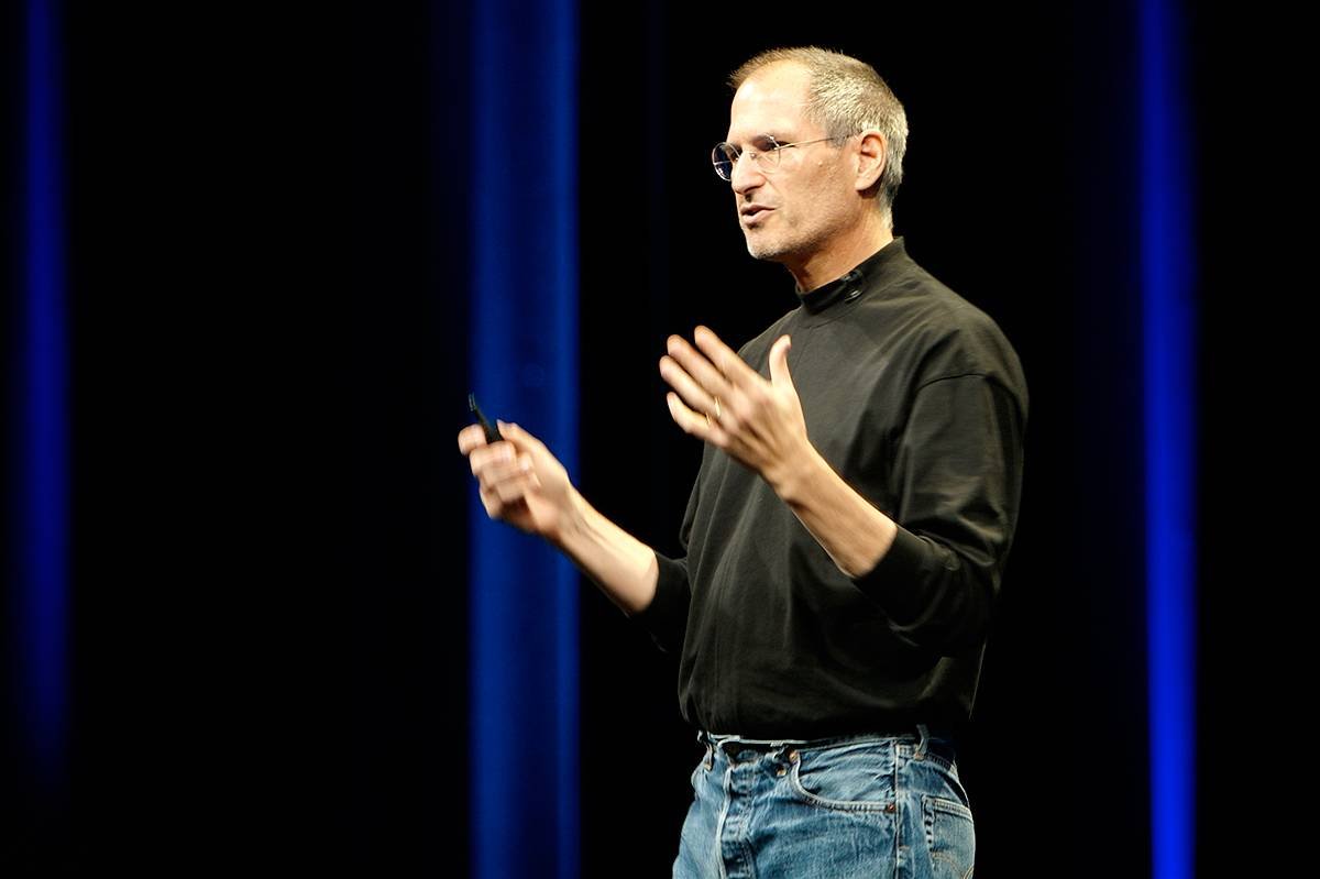 Inventor e empresário, Steve Jobs faleceu de câncer em 5 de outubro de 2011.