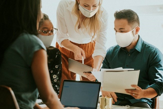 As máscaras também são obrigatórias no ambiente de trabalho.