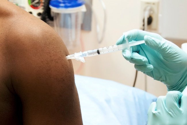 A vacina não é obrigatória no Brasil.
