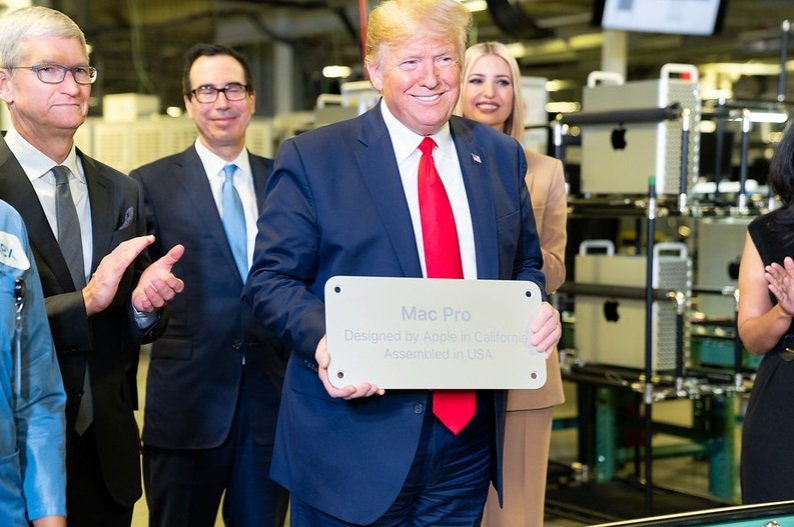 A visita de Trump envolveu ainda uma placa de presente.