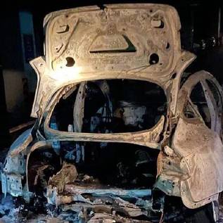 Imagem de Tesla Model 3 explode e pega fogo em estacionamento na China