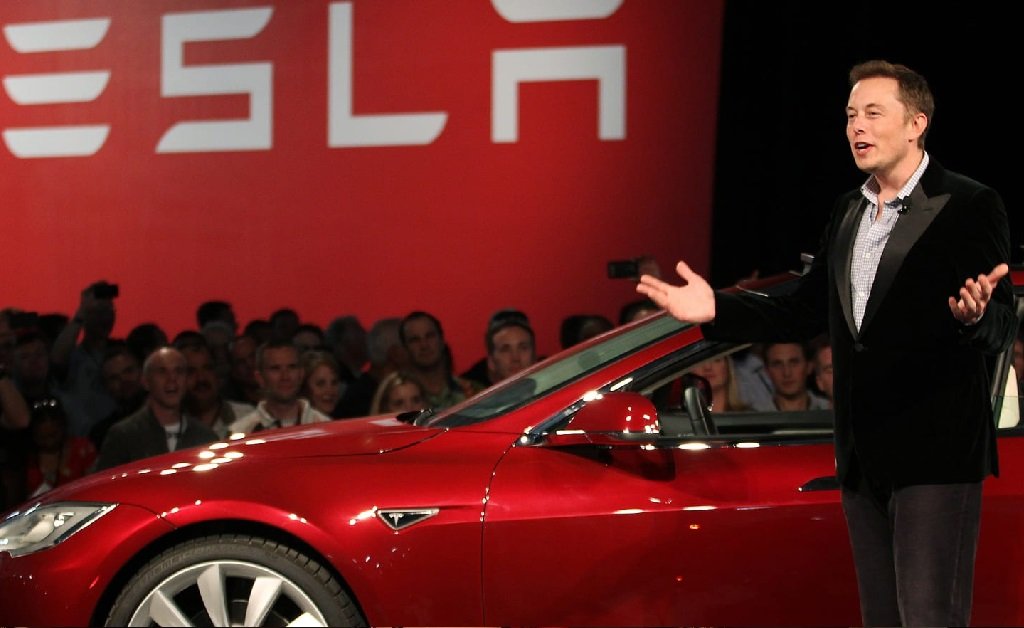 Tesla, de Elon Musk, não está entre as principais possíveis fabricantes de VEs para a mudança. (Fonte: The Daily Beast / Reprodução)