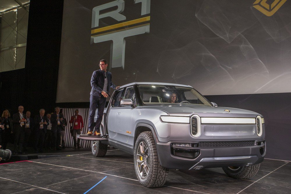 O CEO da Rivian, RJ Scaringe, apresenta a picape elétrica Rivian R1T no Salão do Automóvel de Los Angeles de 2018.