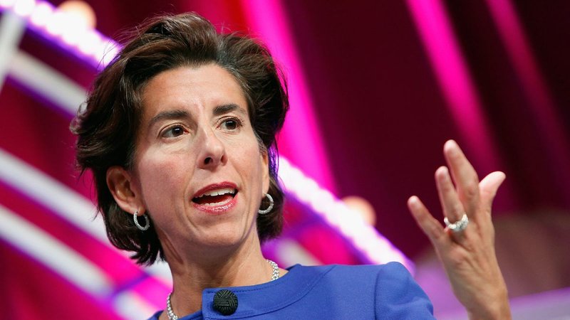 Gina Raimondo, indicada por Joe Biden para chefiar o Departamento de Comércio dos Estados Unidos.