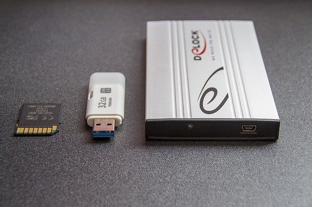 Principais modos de backup incluem cartões, pen drives e HDs externos.
