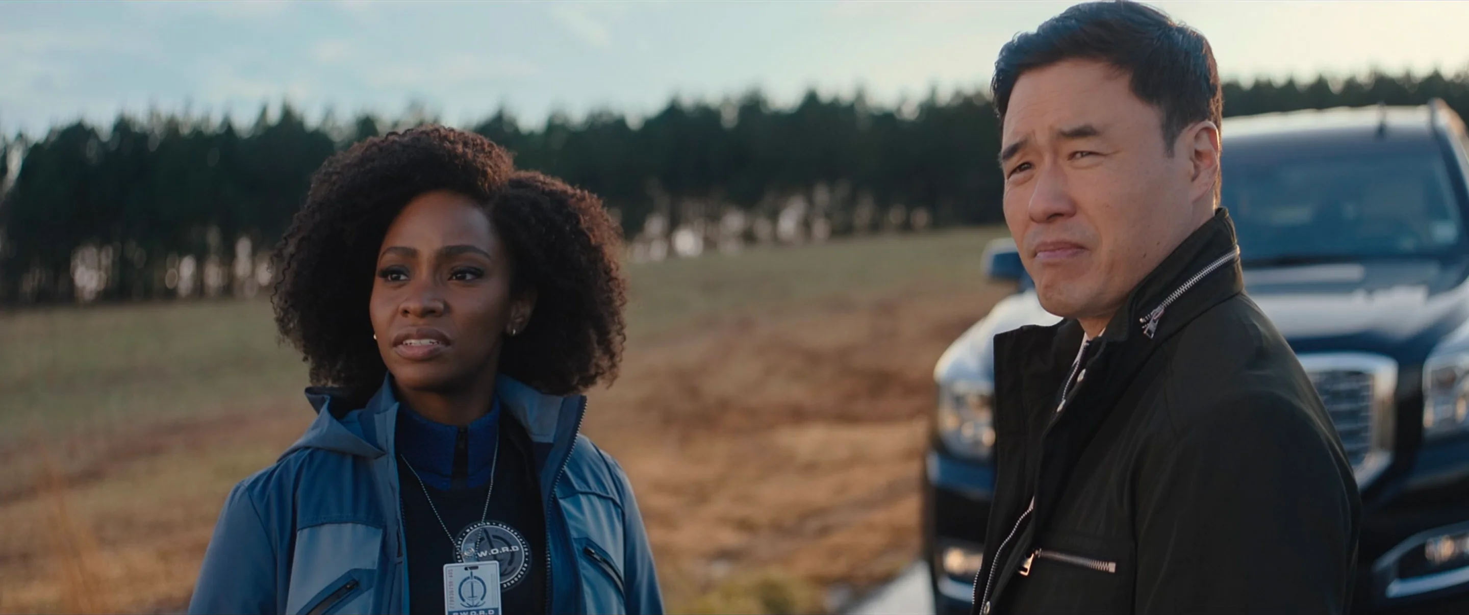 Monica Rambeau e Randall Park estão investigando o que acontece na cidade. (Fonte: Marvel Studios/Reprodução)