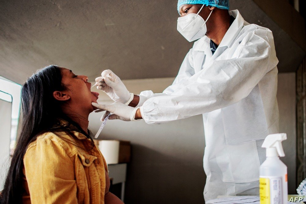 Uma enfermeira do Hospital Lancet Nectare colhe material para um teste de coronavírus em Joanesburgo, em dezembro de 2020.