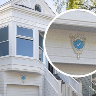 Imagem de Designer cria de brincadeira um 'selo de verificado' para casas