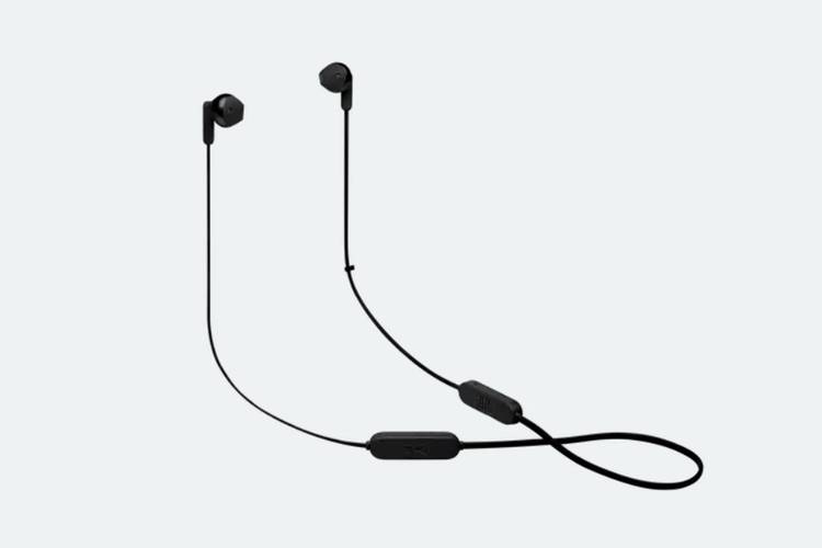 O produto conta com um gancho para prender as duas extremidades do fone quando o acessório não está em uso.