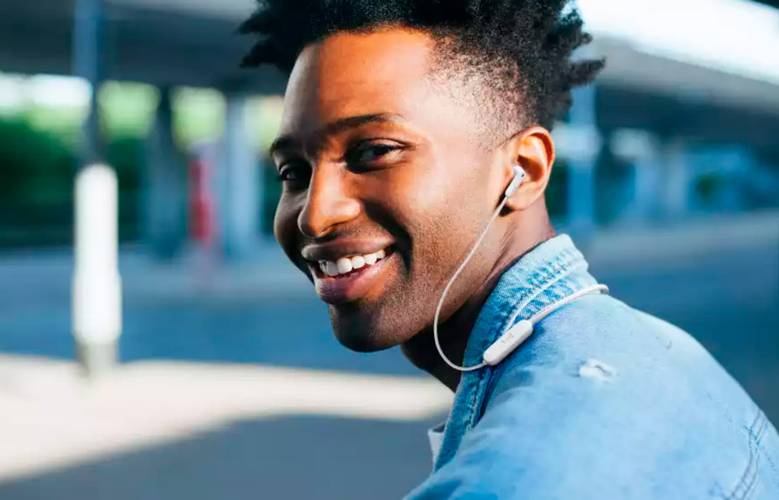 O JBL Tune 215BT está disponível em duas cores no Brasil