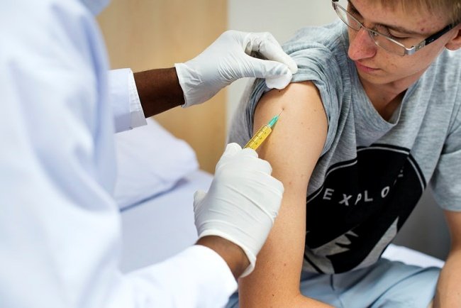 A vacinação atual tem eficácia contra todas as variantes, segundo o ministro britânico.