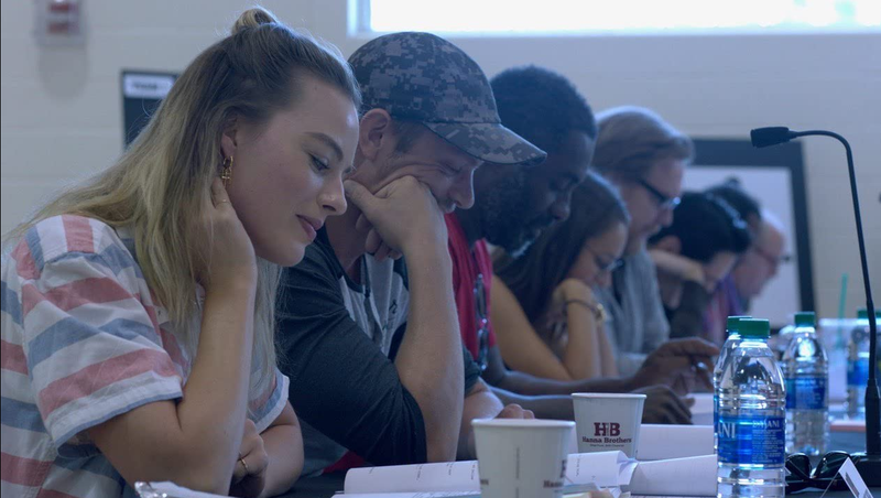 Elenco de 'O Esquadrão Suicida' lendo o roteiro do filme.