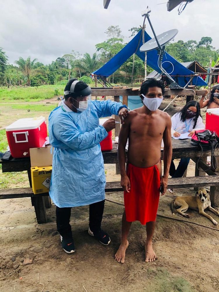 Membros da aldeia indígena Mukuru, no Amapá, são vacinados contra a covid-19.