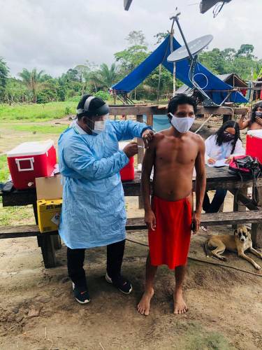 Membros da aldeia indígena Mukuru, no Amapá, são vacinados contra a covid-19.