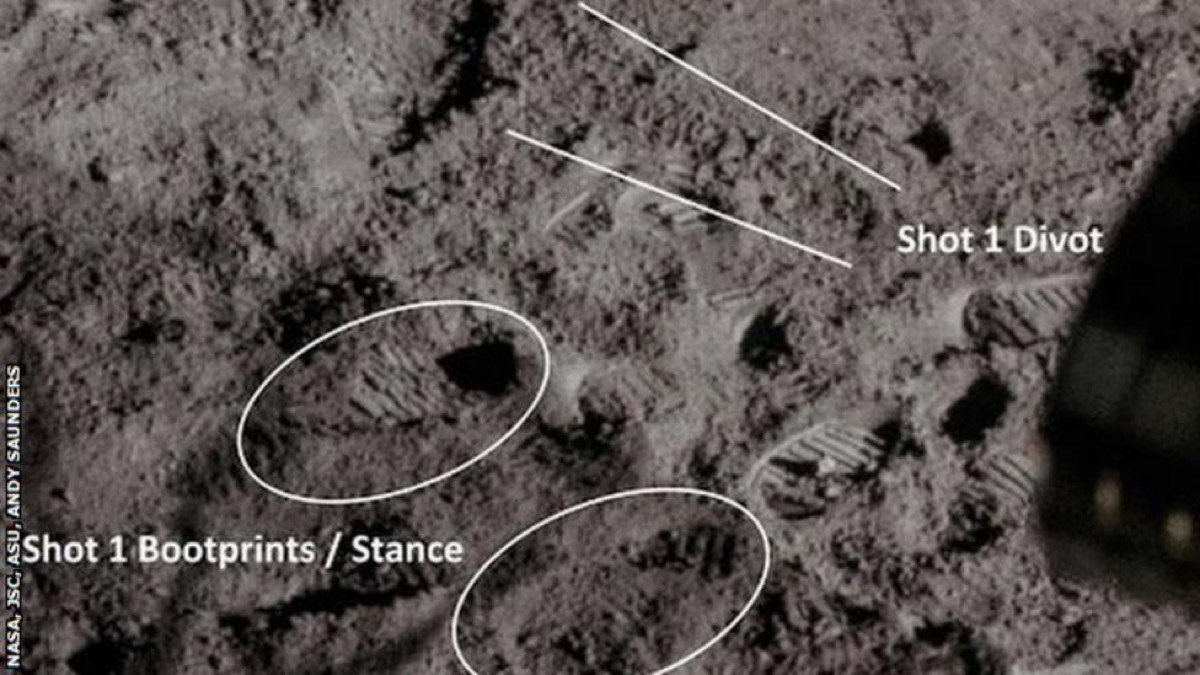 Pegadas de Shepard durante a primeira bola lançada