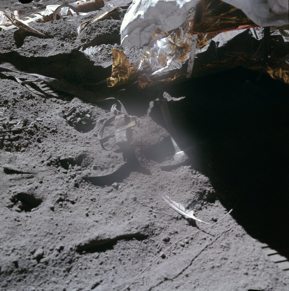 Uma pena e um martelo, lançados ao mesmo tempo, alcançaram o solo lunar juntos, comprovando a teoria de Galileu.