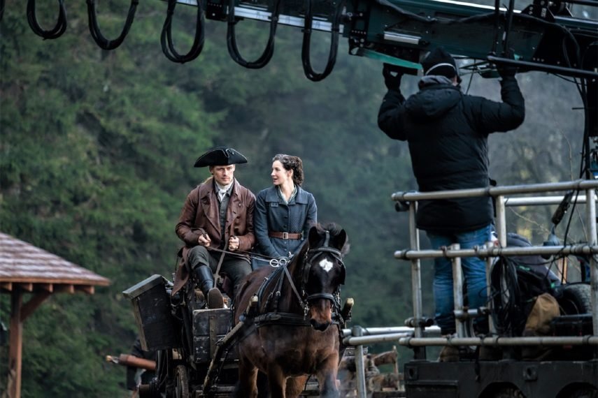 Sam Heughan e Caitriona Balfe estão de volta para a 6ª temporada de Outlander, na emissora Starz. (Reprodução)