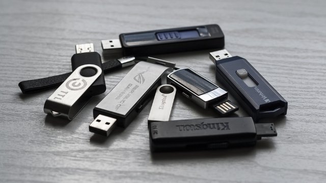 USB 2.0 ainda é muito utilizado pelo custo reduzido e velocidade adequada.