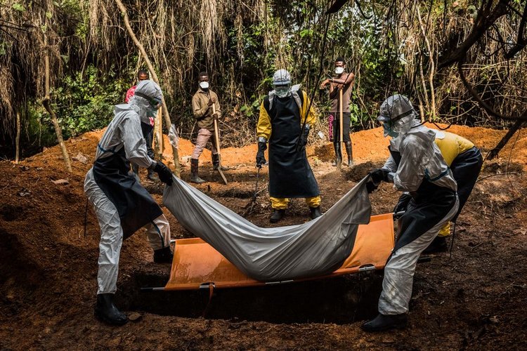 A proibição de funerais comunitários (em que familiares lavam o corpo do morto) evita a propagação da doença.