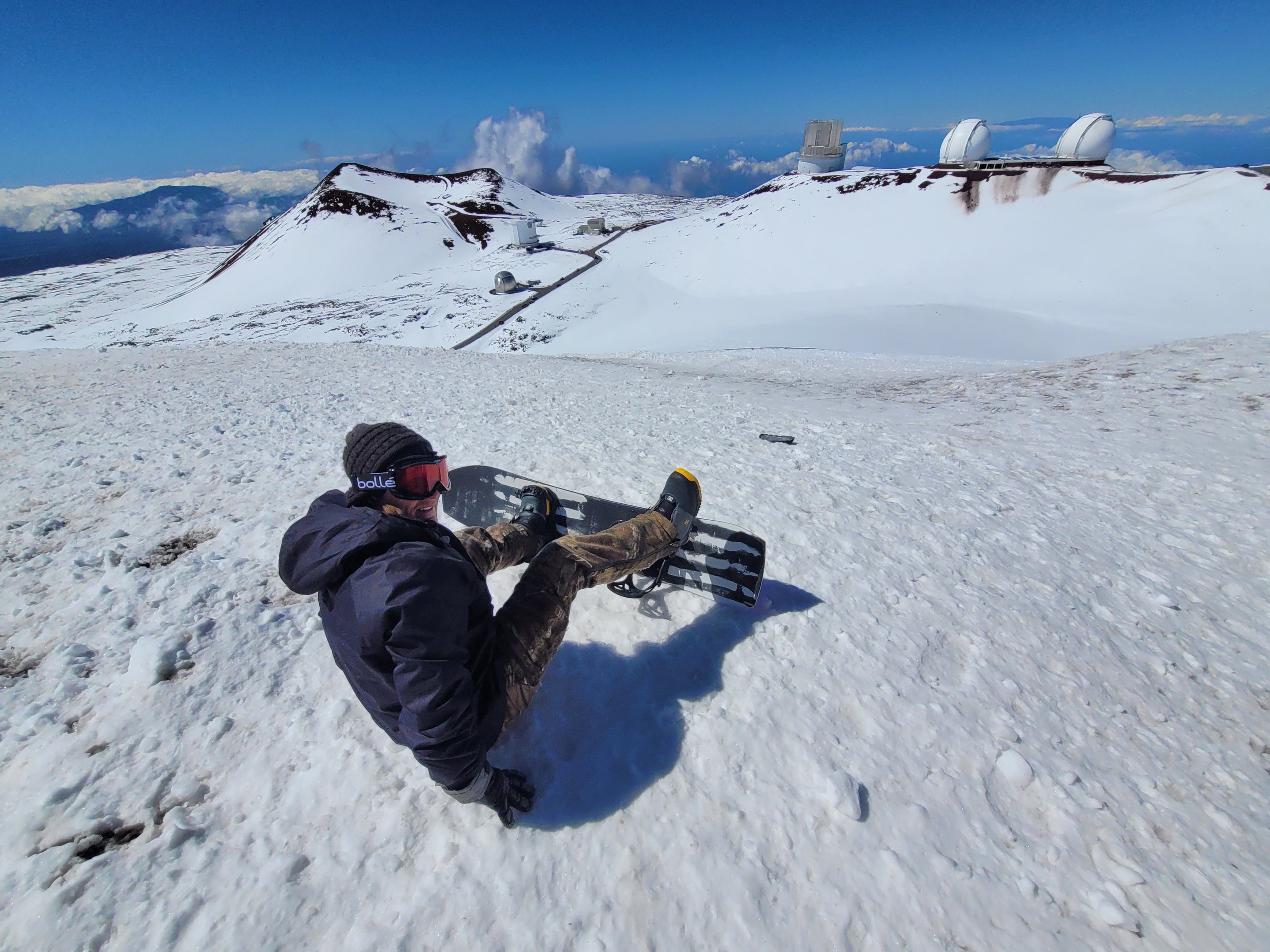 Havaiano aproveita neve nas montanhas e troca prancha de surfe por uma de snowboard