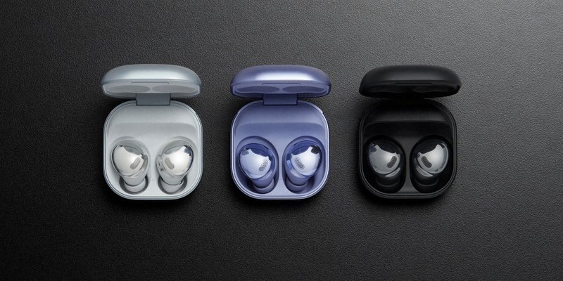 O Galaxy Buds Pro tem um design mais similar aos modelos mais antigos