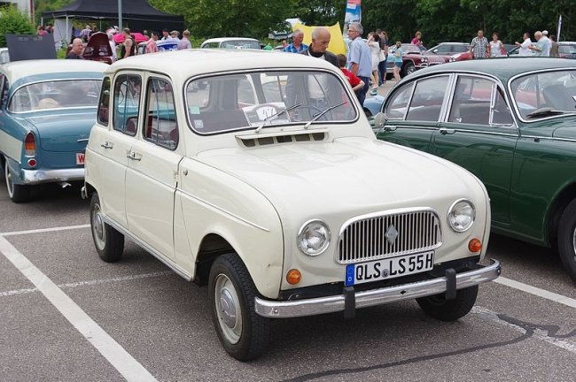 Versão clássica do Renault 4L, que começou a ser produzida em 1961.