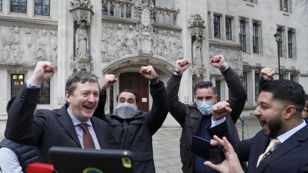 James Farrar (esquerda) e Yaseen Aslam (direita) comemoram a decisão da Suprema Corte britânica.