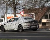 Rival do Tesla Model S, Mercedes EQE aparece camuflado nas ruas