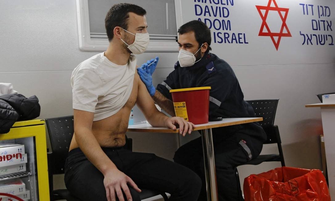 Israel utiliza 100% da vacina da Pfizer para conter avanço da COVID-19