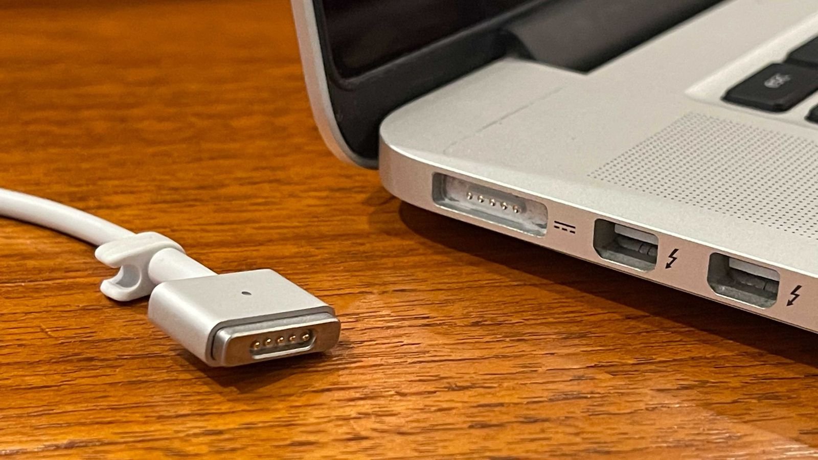 Novo MacBook Pro também deve trazer o retorno do carregador MagSafe.
