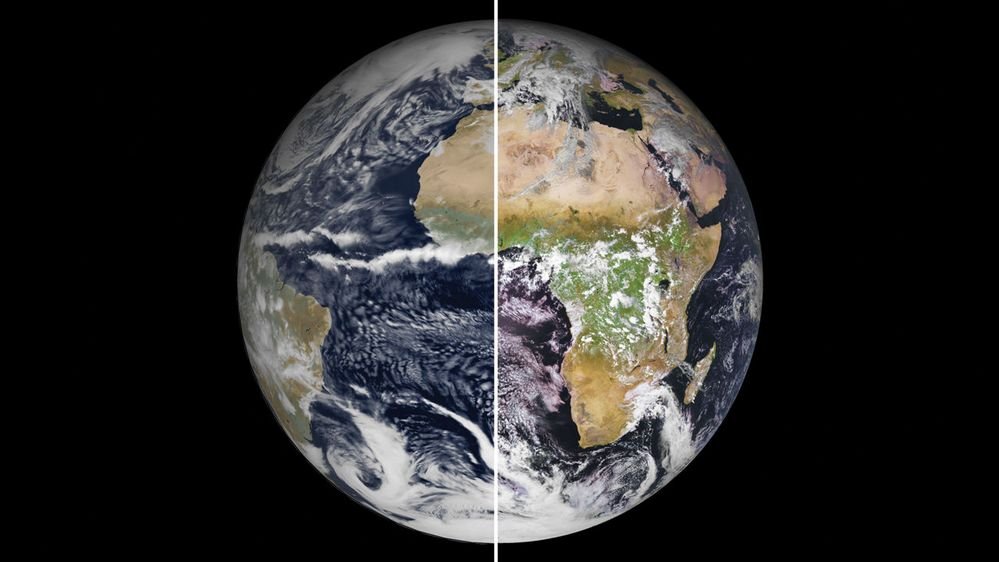 À esquerda, a Terra vista do espaço e à direita, o planeta digital.