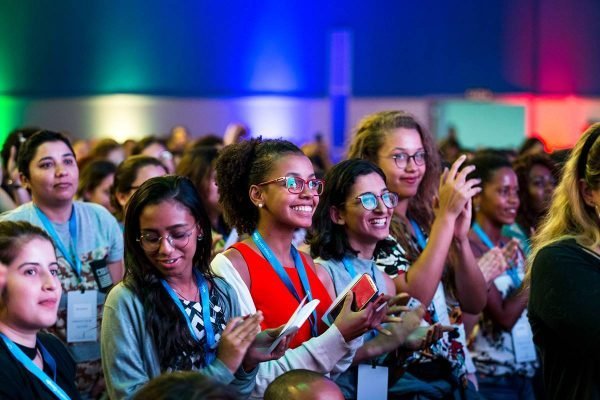 Desde 2017, o programa "Cresça com o Google para Mulheres" treinou mais de 170 mil participantes. (Fonte: Google, Metrópoles / Reprodução)