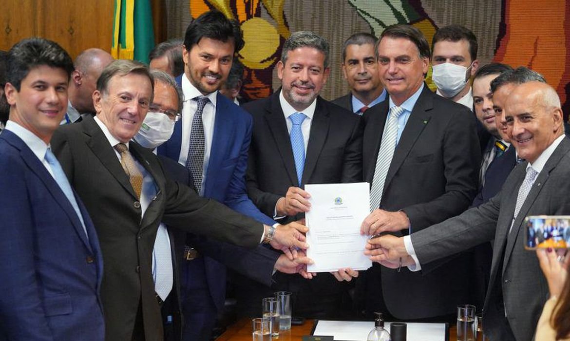 O presidente Jair Bolsonaro (sem partido) entregou o projeto na Câmera ontem (24)