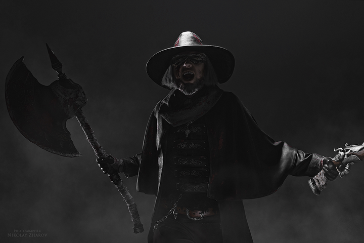 Parece uma foto do jogo, mas isso é um cosplay do chefão Father Gascoigne feito por Shion!