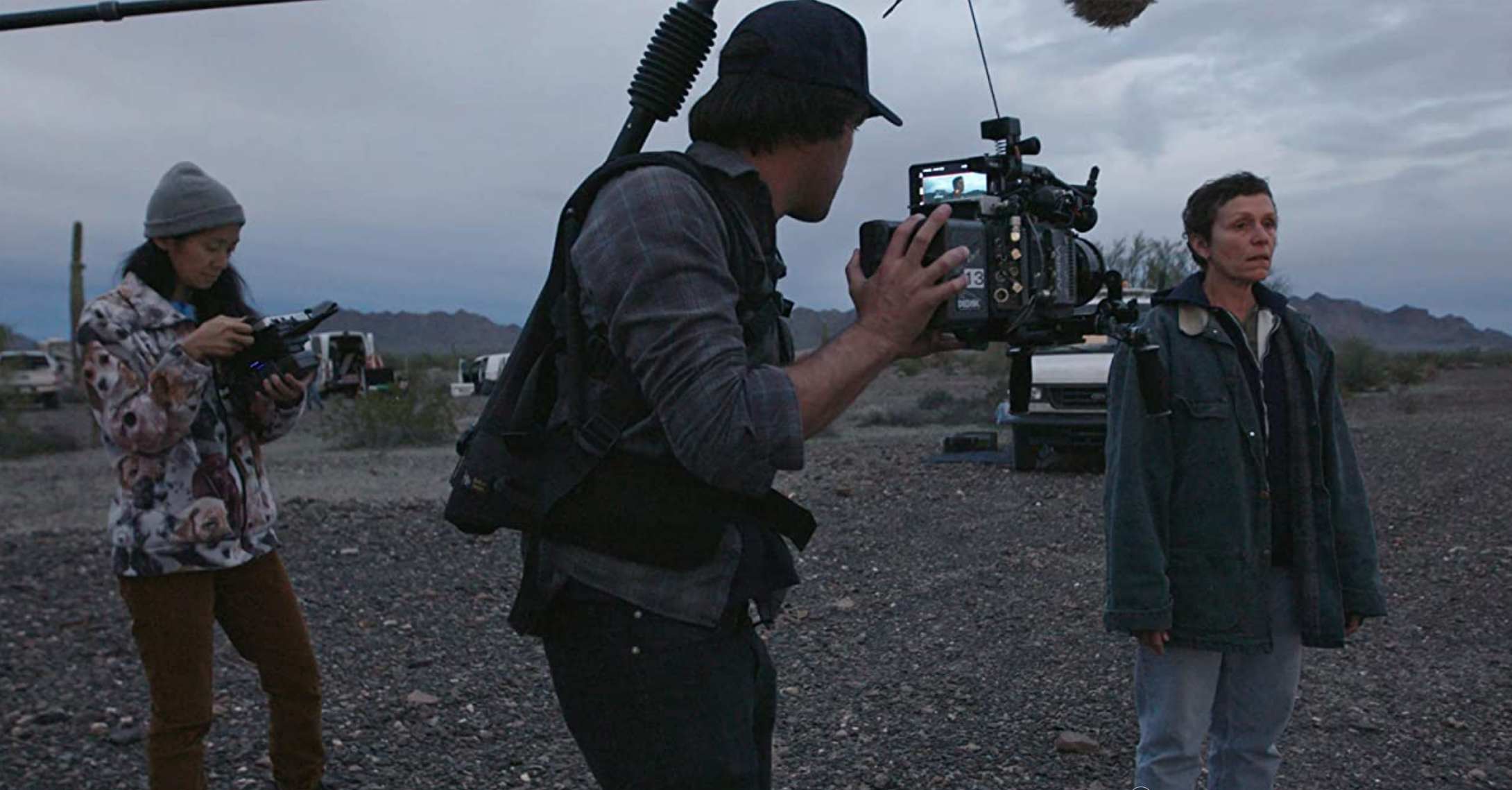Frances McDormand, Chloé Zhao, e o diretor de fotografia Joshua James Richards durante a gravação de 'Nomadland'
