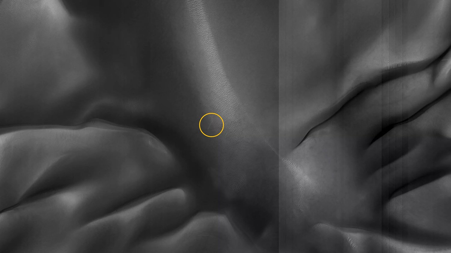 Área ampliada onde o MRO viu o redemoinho solitário, marcado por um círculo amarelo (Fonte: NASA/JPL/UArizona/Divulgação)