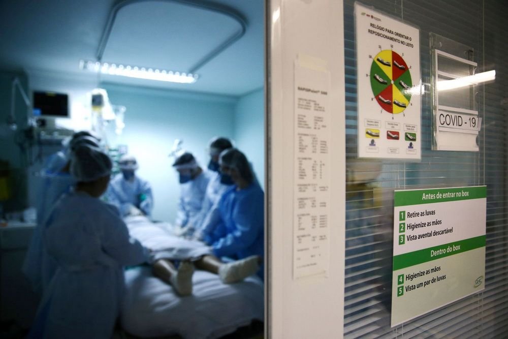 Médicos atendem um paciente com covid-19 em estado grave na UTI de um hospital em Porto Alegre.