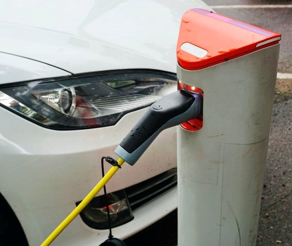 Recarregar o carro elétrico em minutos pode se tornar realidade em breve.