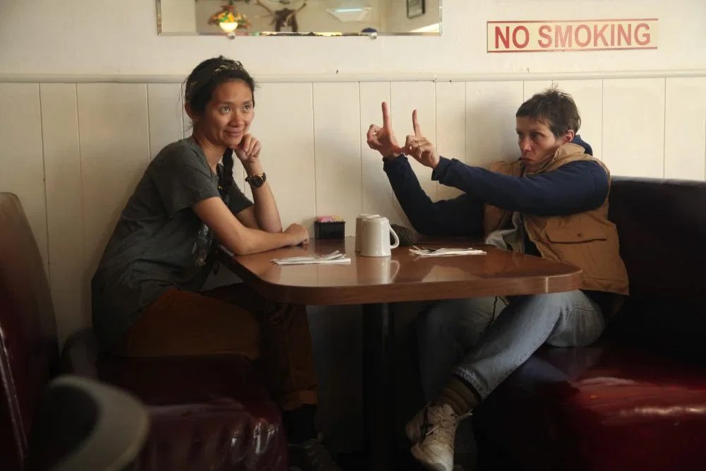 Chloé Zhao e a atriz Frances McDormand nos bastidores de Nomadland.