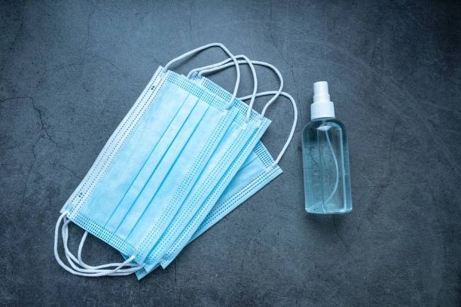 A limpeza das mãos e o uso de máscara, a qualquer hora e lugar, se tornaram essenciais.