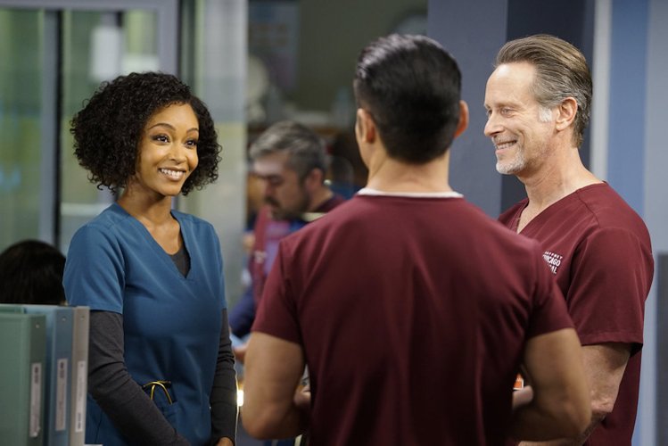 Relação de cumplicidade entre Ethan (Brian Tee) e Dean (Steven Weber) deverá ser vista pelo público no episódio desta semana de Chicago Med. (Reprodução)