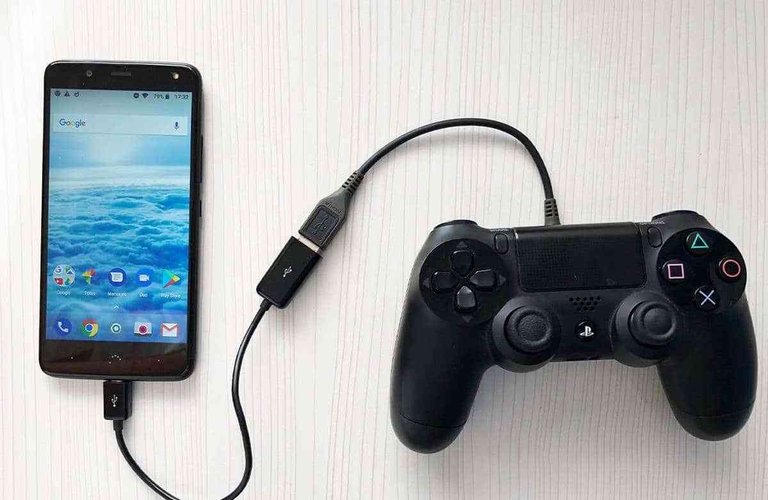 O cabo OTG permite usar controles USB em jogos mobile.