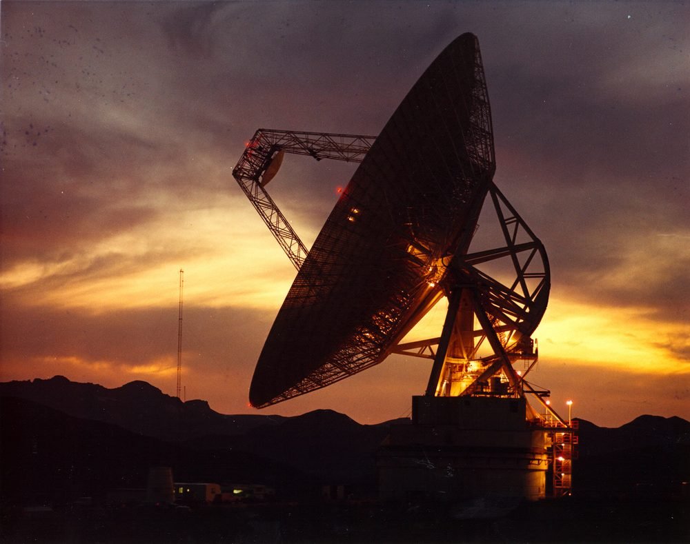 Uma das antenas do Observatório Goldstone, que substituiu Arecibo no rastreio de asteroides.