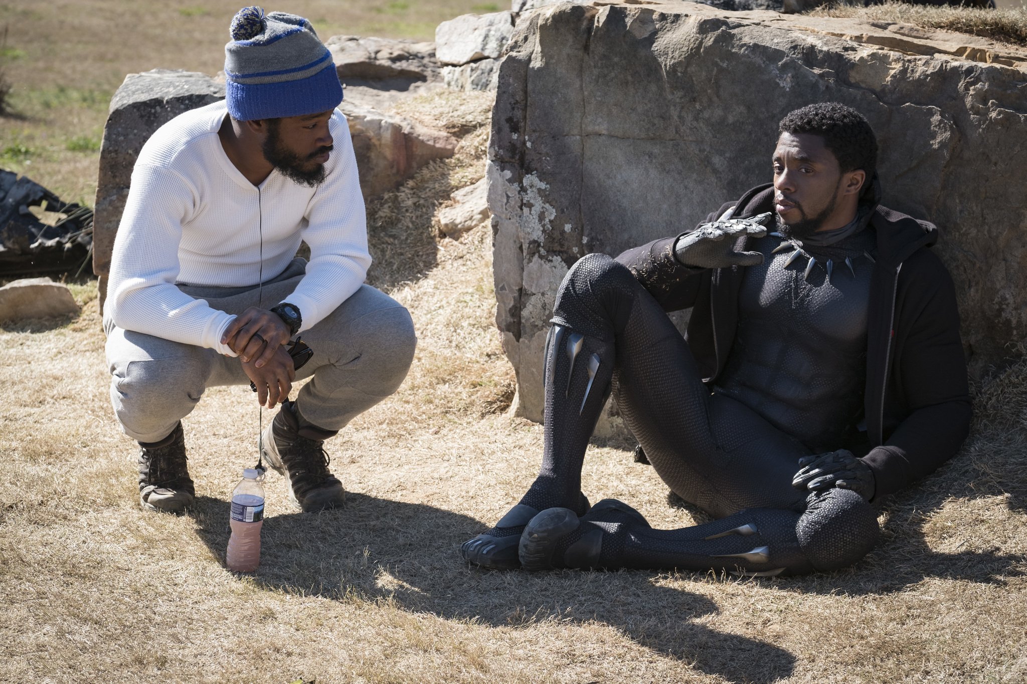 Ryan Coogler e Chadwick Boseman nos bastidores de Pantera Negra (2018).