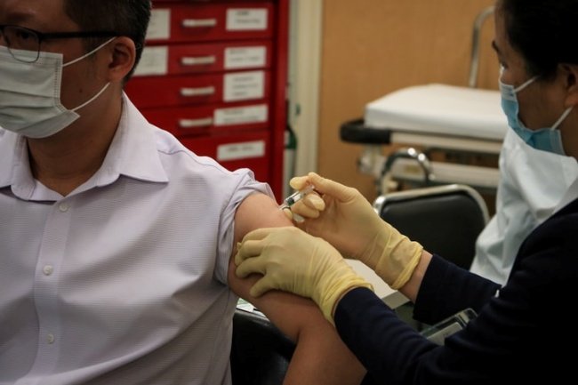 A vacinação em massa teve início no final de 2020.