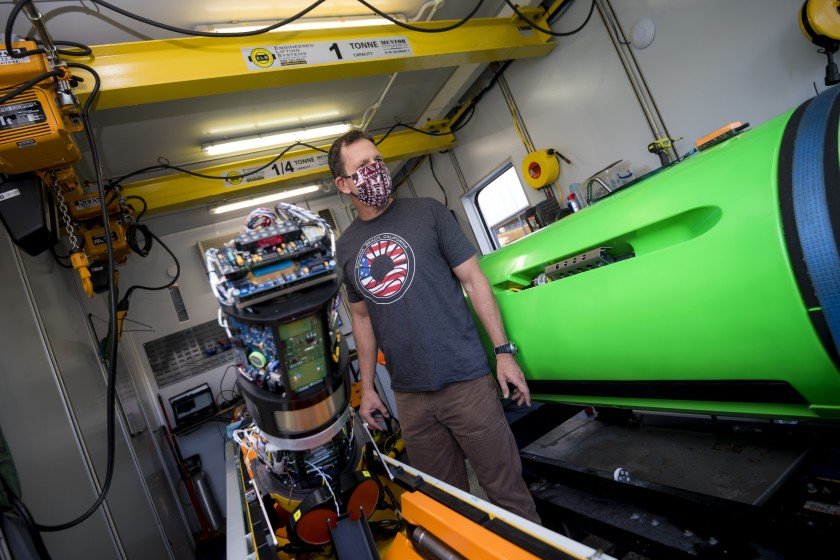 Eric Terrill e o robô que mapeará o fundo do mar (Eric Jepsen/UC San Diego/Reprodução)