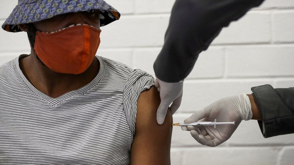 Mesmo tendo participado de testes clínicos, a África do Sul só começou sua campanha de vacinação em meados de fevereiro.