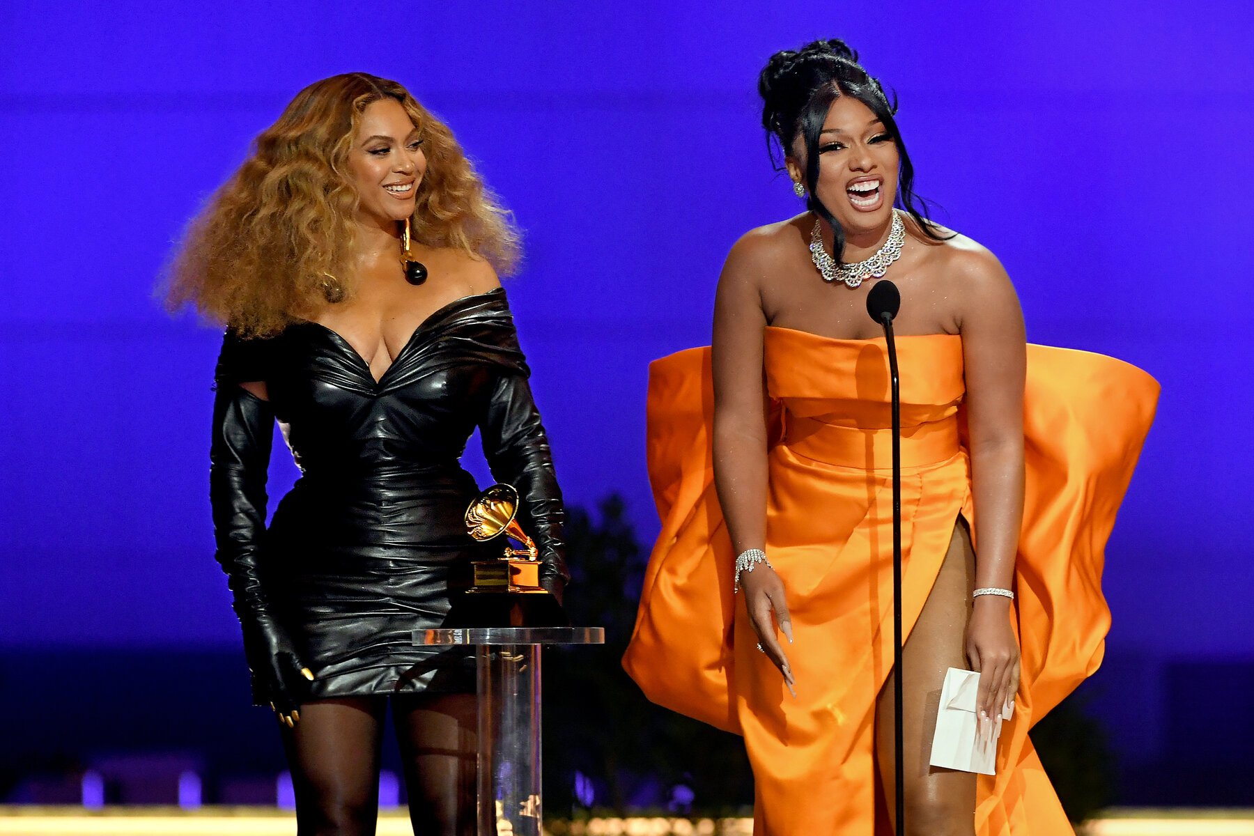 Beyoncé, mulher mais premiada da história do Grammy, ao lado de Megan Thee Stallion, com quem dividiu duas estatuetas neste ano.