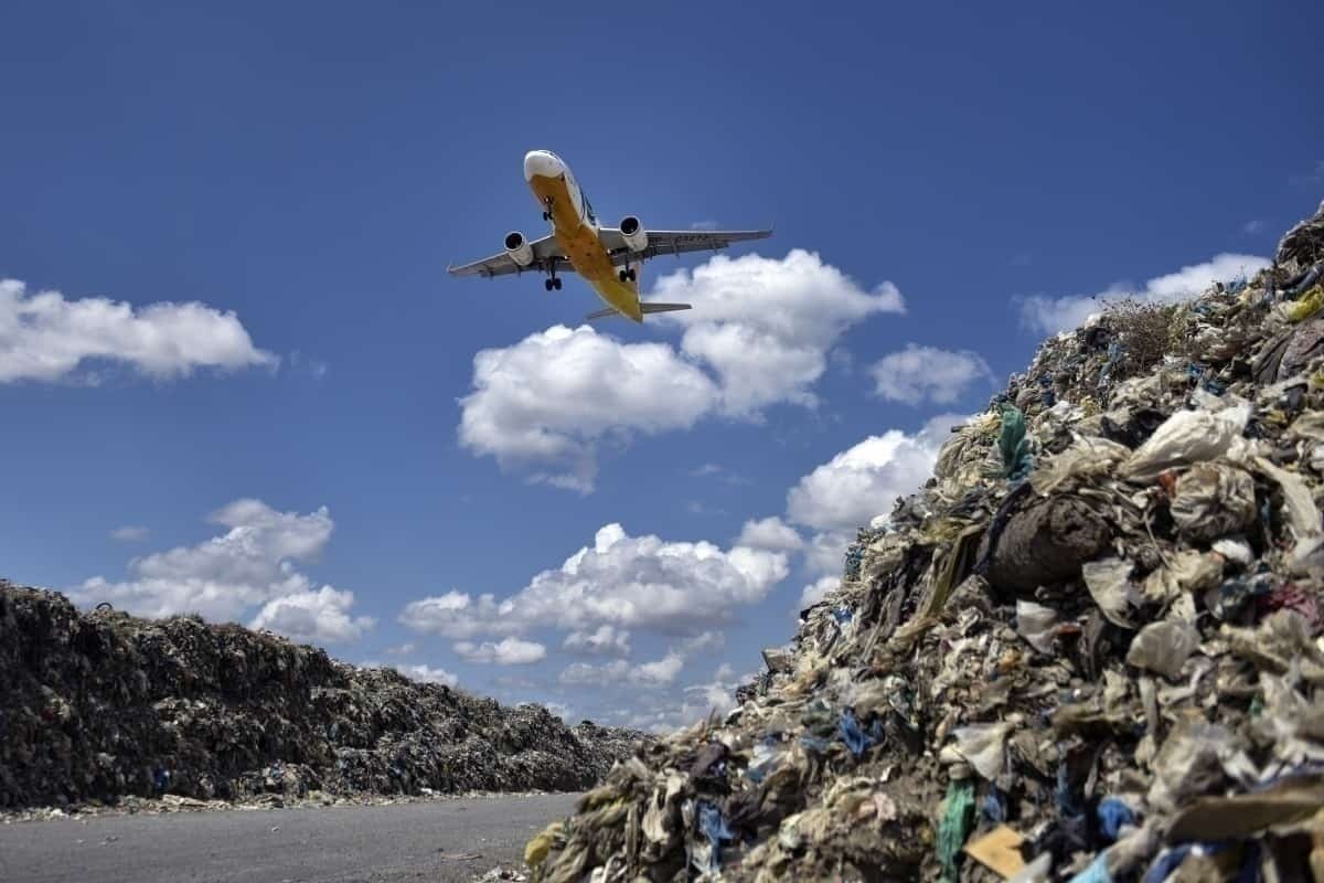 No futuro, os resíduos dos lixões servirão de biocombustível para aviões.
