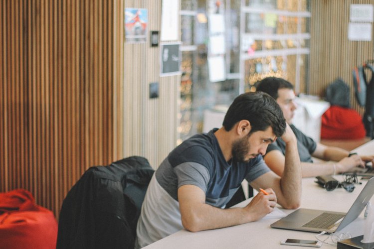 Cérebro reage de maneira inesperada ao enfrentar problemas computacionais.